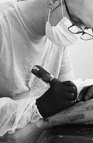 um tatuador trabalhando