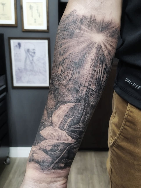 tatuagem realista de uma paisagem no antebraço