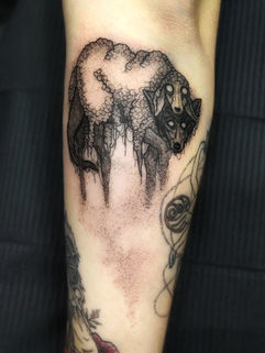 tatuagem de um lobo em pele de cordeiro blackwork no antebraço