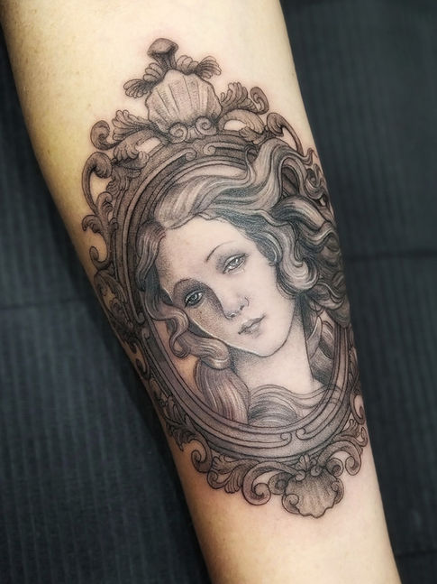 tatuagem da vênus com uma moldura no antebraço