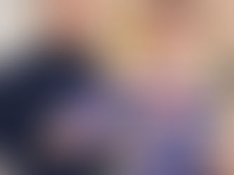 Ein Junge sitzt und hält seine Urkunde neben seinem Therapeuten