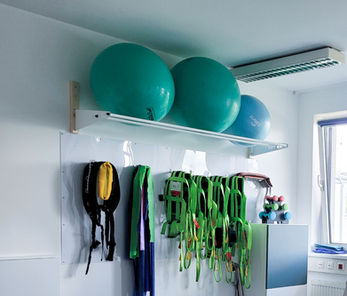 Gymnastikbälle und Sicherheitsgurte für verschiedene Gangübungen in Wien