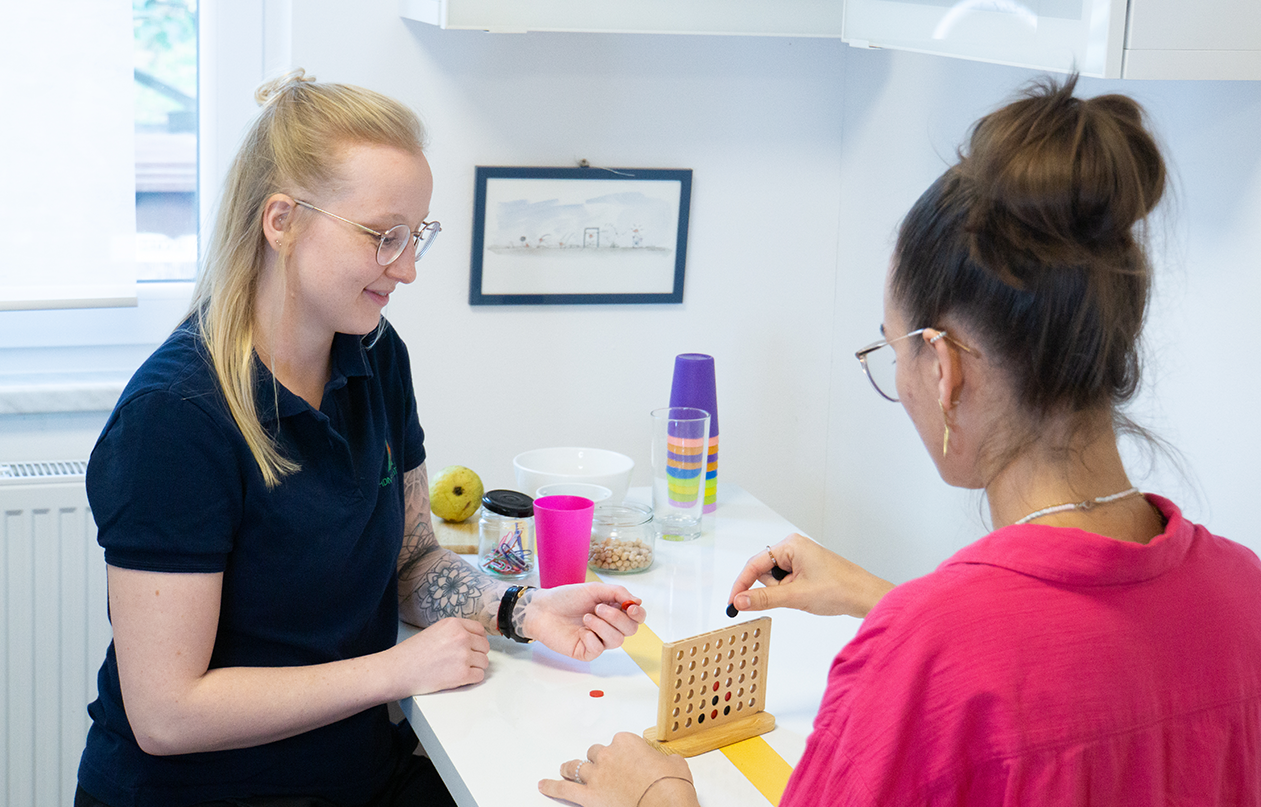 Ergotherapeutin und Patientin spielen Tic-Tac-Toe