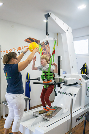 Ein Kind in Intensivtherapie mit eine Therapeutin