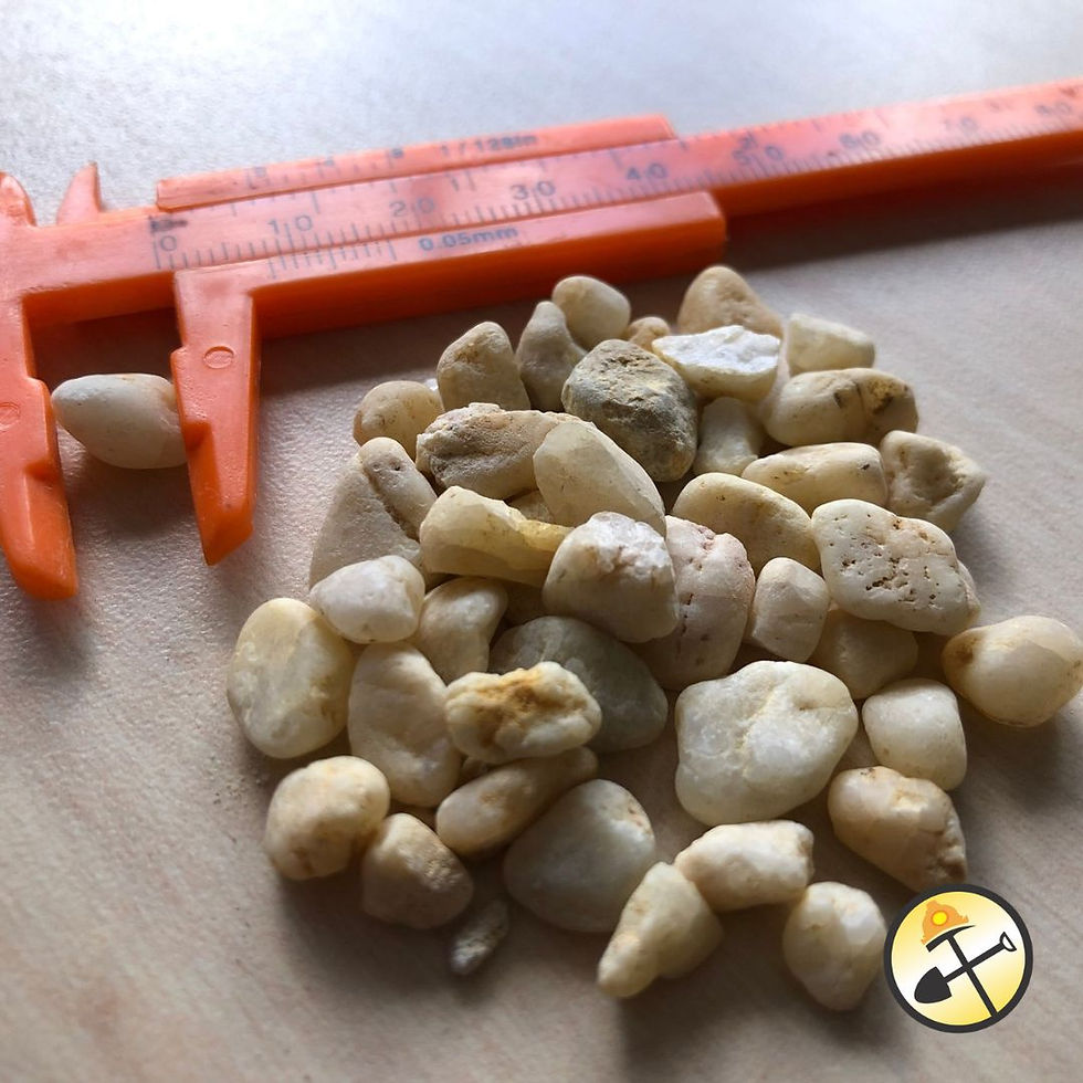 primer plano de Grava 1/4-1/2 y una regla de color naranja con logo de antracitas de cundinamarca