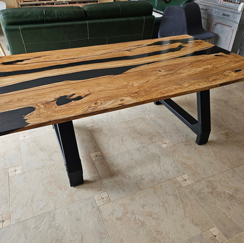 Table salle à manger - époxy noir et bois olivier - BPM Agencement Nantes
