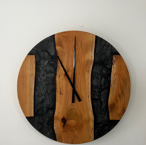 Horloge résine époxy bois et noir - BPM Agencement Nantes