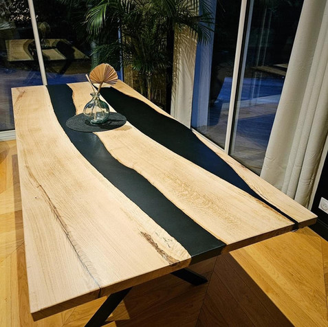 Table salle à manger - époxy noir et chêne - BPM Agencement Nantes