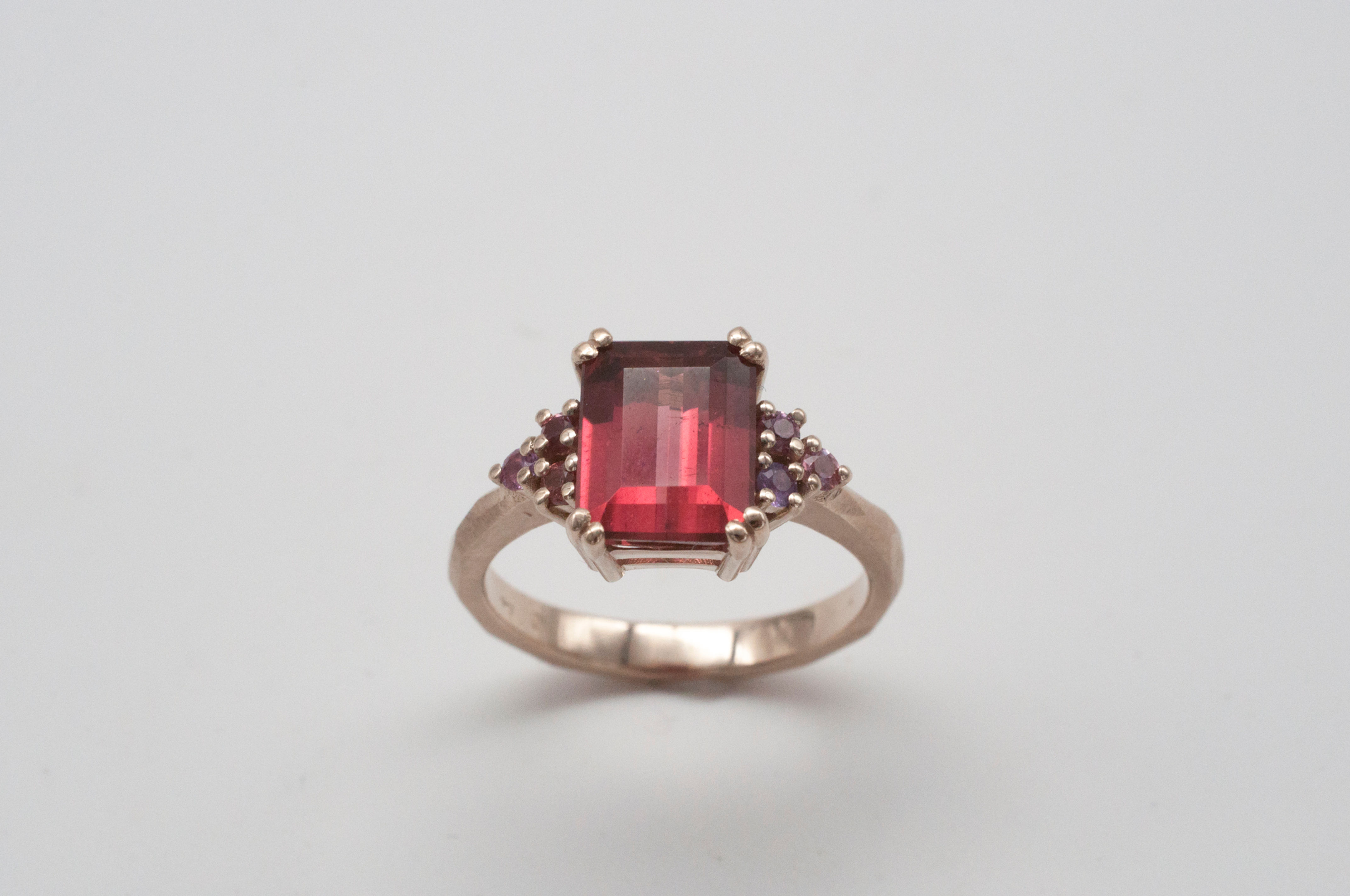 Ring mit Turmalin und Saphiren - Erdbeere