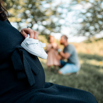 Babybauchbilder mit Partner und Kind und Schuhen 