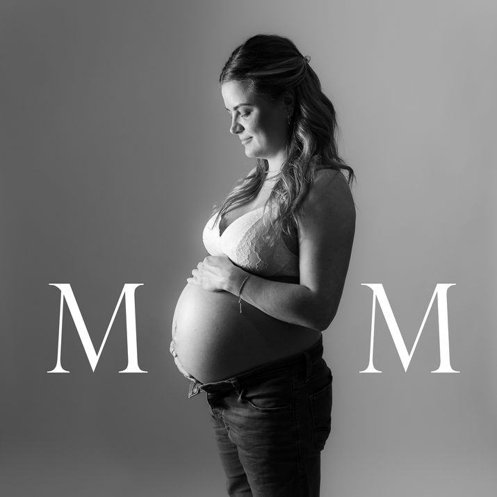 Babybauch Shooting im Fotostudio in schwarz weiß