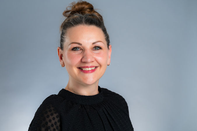 Bewerbungsfoto grauer Hintergrund