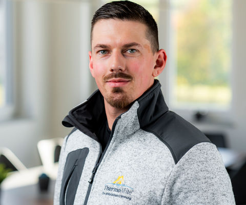 Bild des Geschäftsführers beim Fotoshooting im eigenen Unternehmen