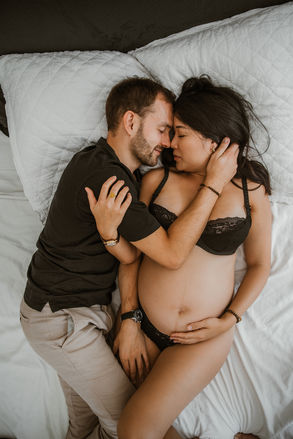 Maternity lifestyle in home intimate photoshoot in Berlin.