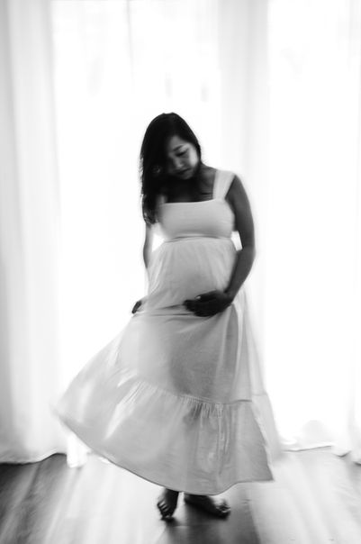 maternity lifestyle in home session in black and white in Berlin