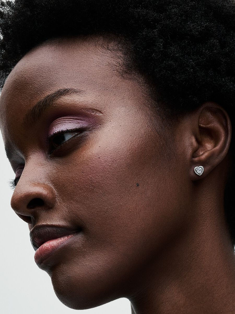 Miniatura: Aretes con forma de corazón elevado