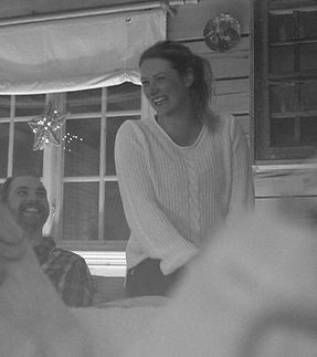 Evelina Ytterbom tar väl hand om sina gäster när hon arbetar som artist- och eventvärdinna.