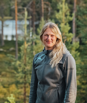 Evelina Ytterbom jobbar som fotograf & eventkoordinator. Bil