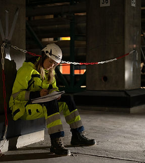 Evelina Ytterbom jobbar som koordinator under en reklamfilmsinspelning.