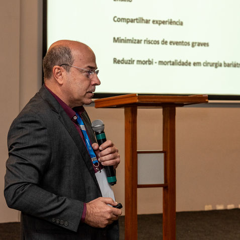 Palestrante apresenta "Compartilhar experiência, minimizar riscos, reduzir morbi-mortalidade".