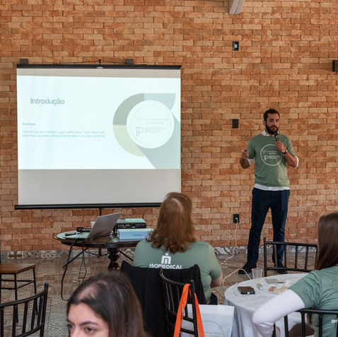 Palestrante apresenta 'Bem-vindo' no encontro de pacientes