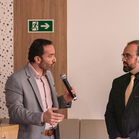 Palestrante com microfone em evento