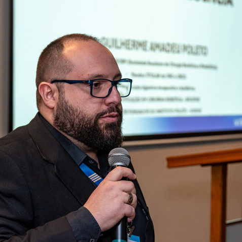 Guilherme Apracz Poleto palestrando em simpósio
