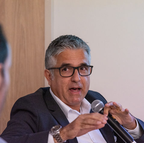 Palestrante falando em simpósio