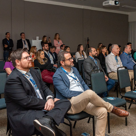 Participantes atentos no Simpósio de Cirurgia Robótica