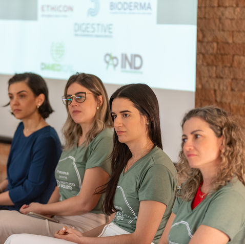 Quatro mulheres sentadas, evento Instituto Poleto