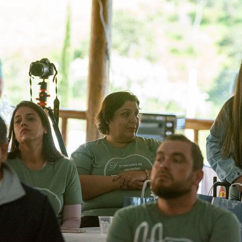 Pacientes atentos em encontro Instituto Poleto