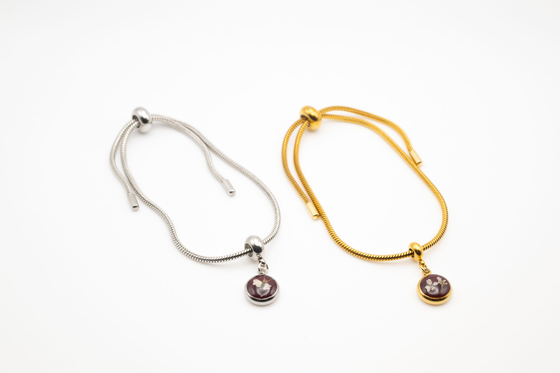 Bracciale regolabile e charm bordeaux, con fiori di Cerfoglio