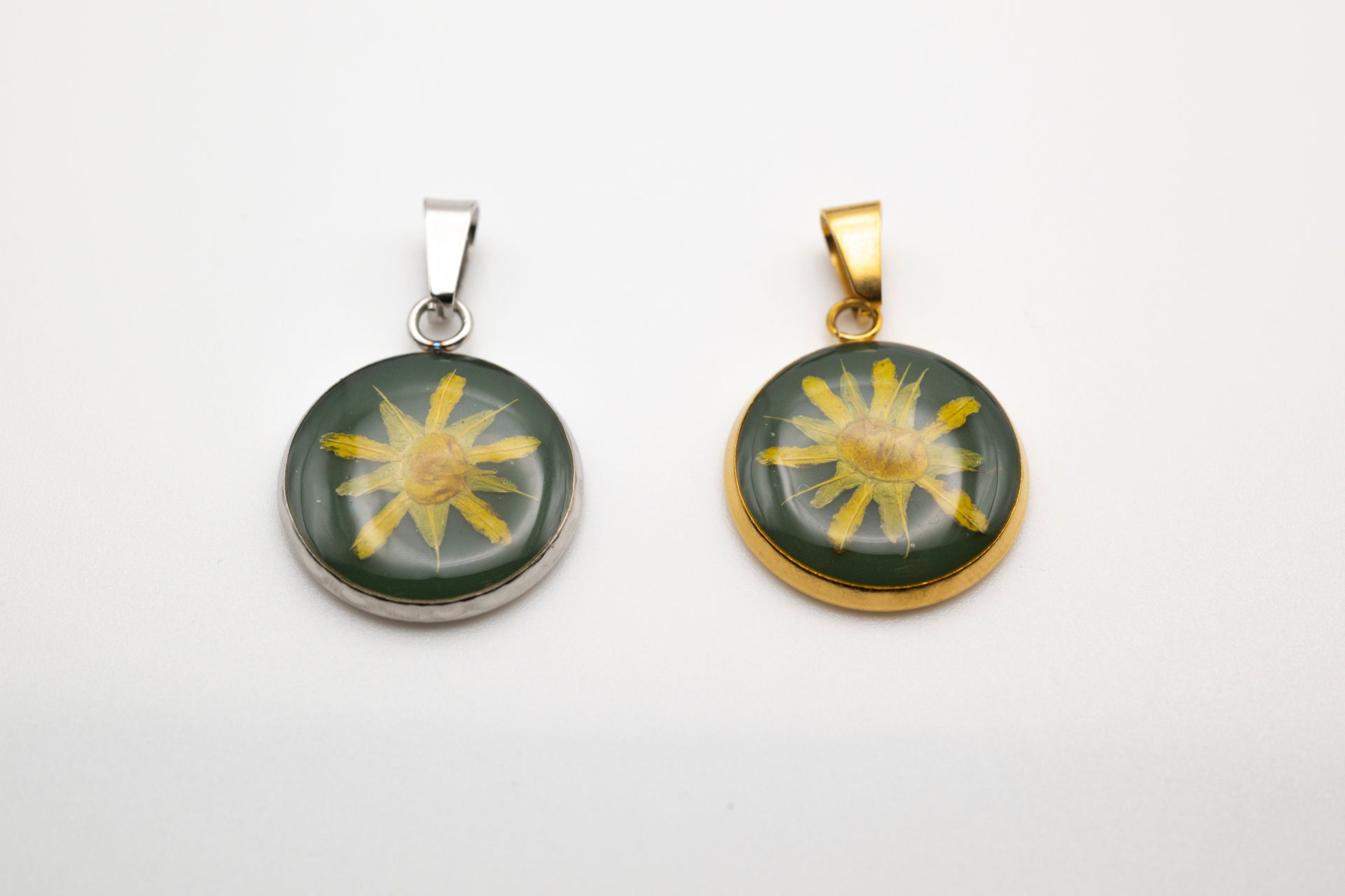 Ciondolo con charm rotondo verde scuro - Choker, con fiori di Sassifraga