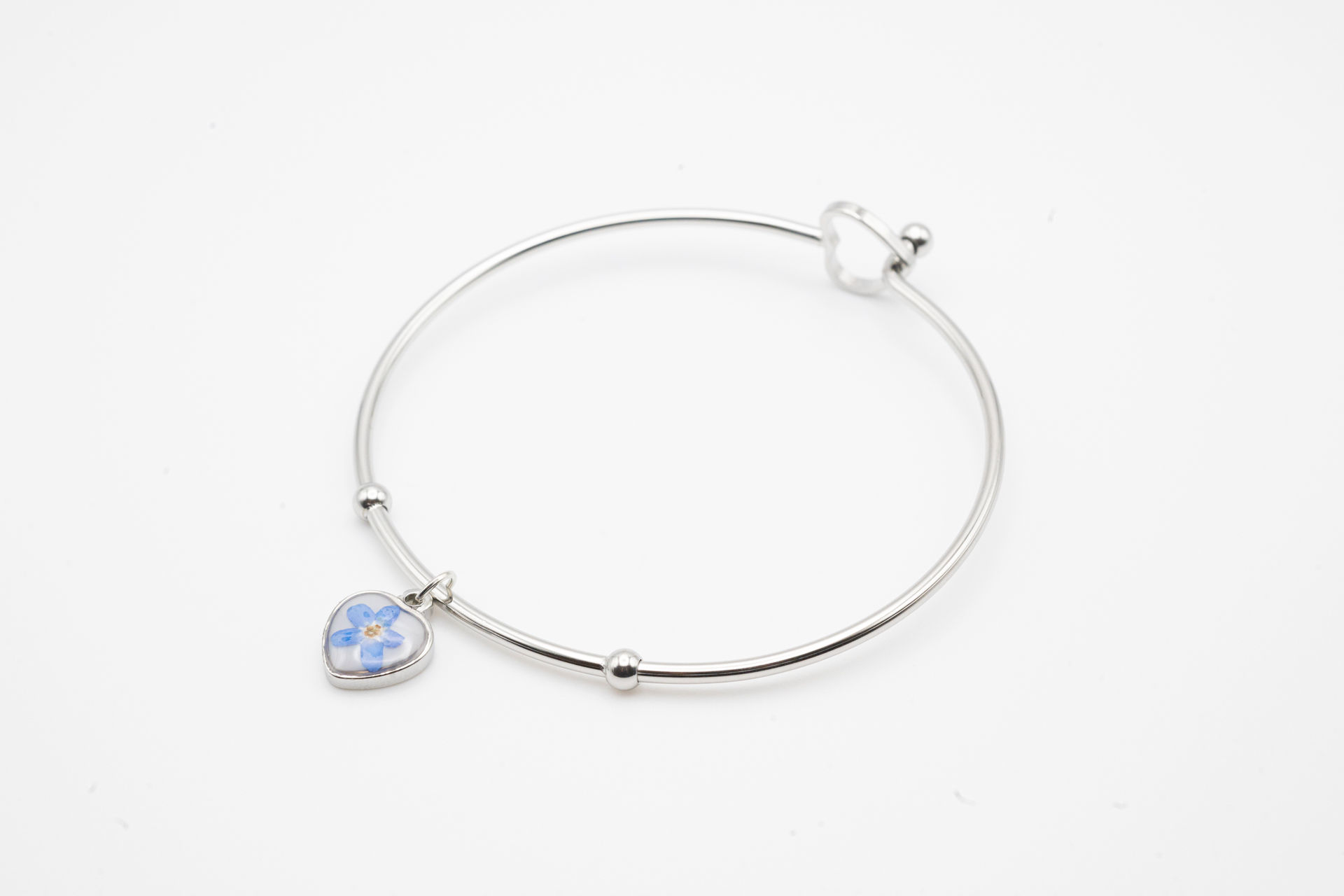 Bracciale con charm e chiusura a cuore, con fiori di "Non ti scordar di me"