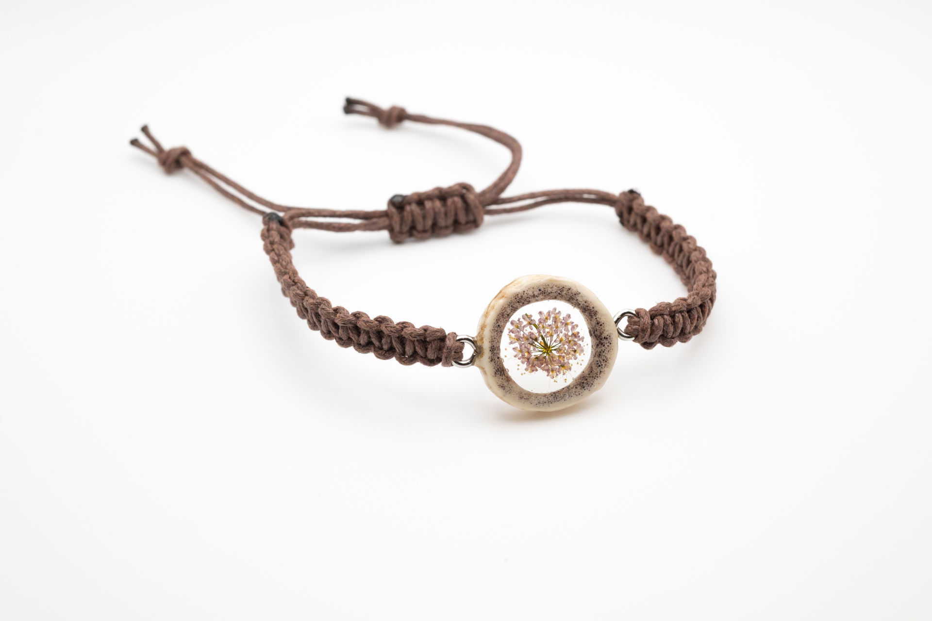 Bracciale in vero palco di cervo, con fiori di Pimpinella