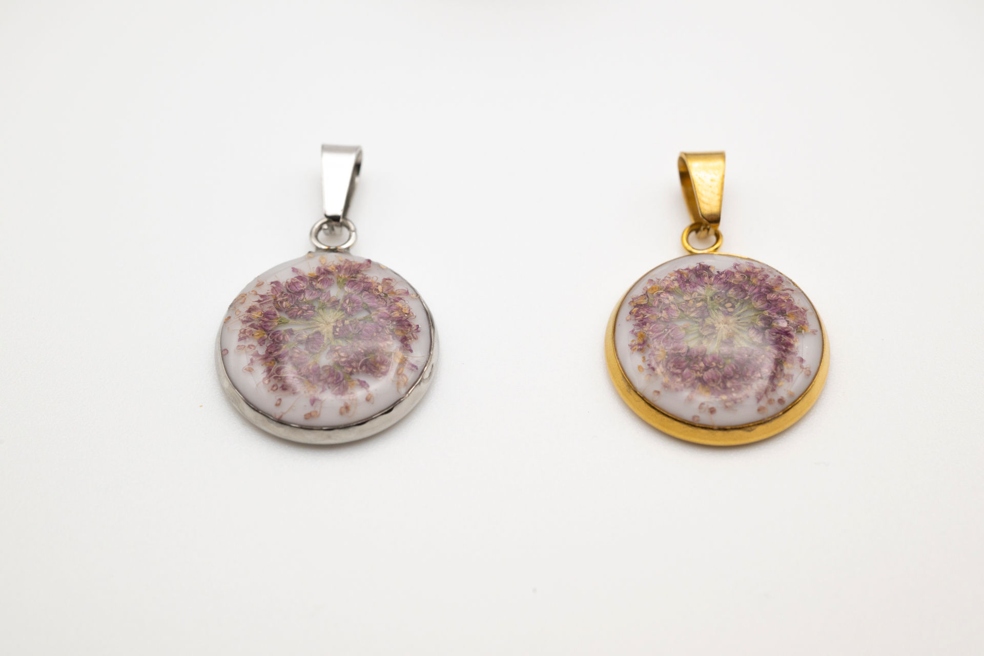 Ciondolo con charm rotondo - Choker, con fiori di Angelica