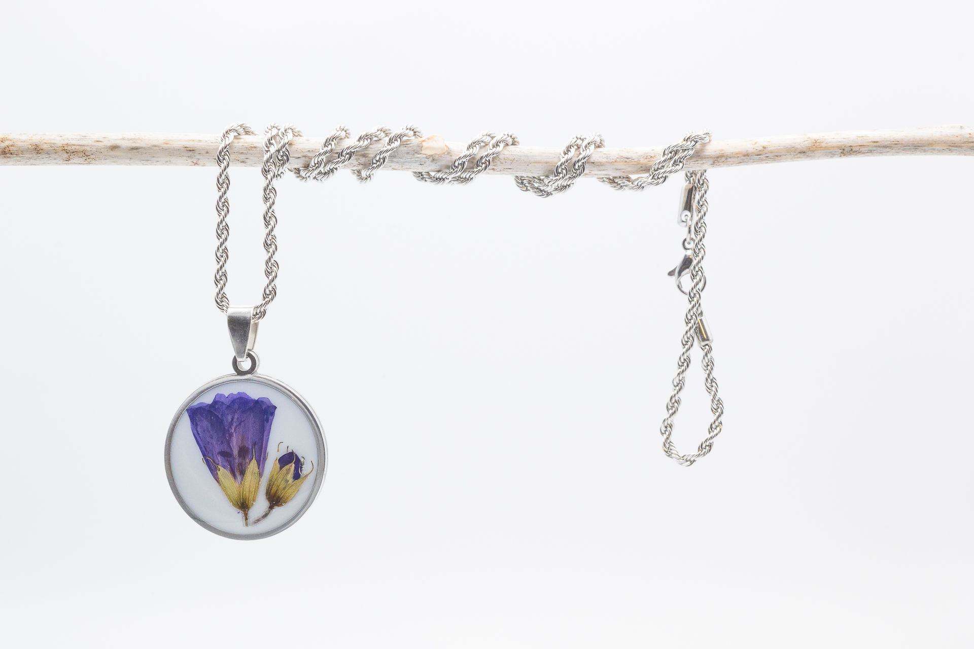 Collana con ciondolo rotondo, con fiori di Geranium