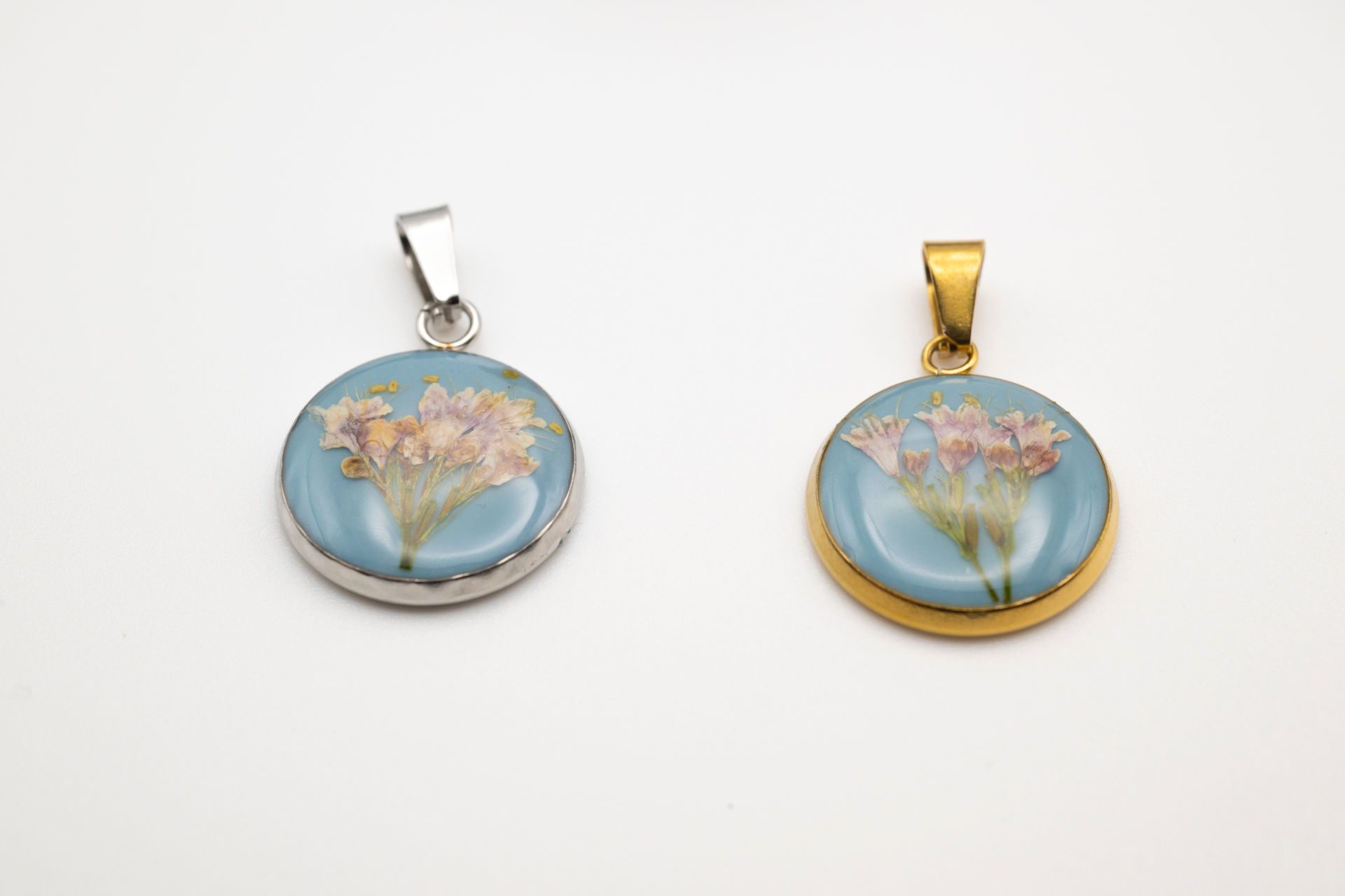 Ciondolo con charm rotondo azzurro - Choker, con fiori di Valeriana