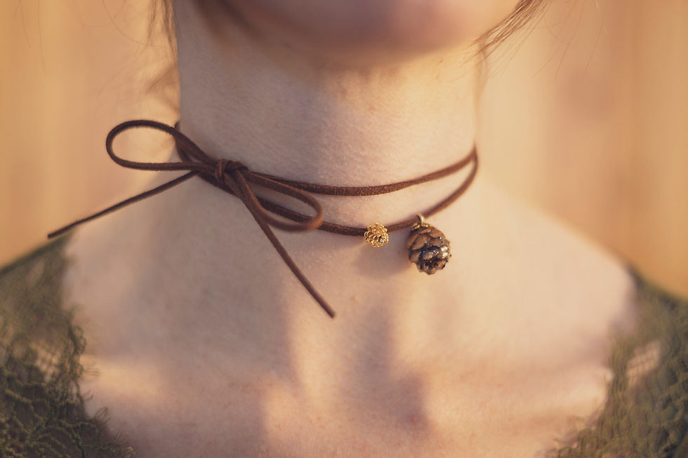 Miniatura: Ciondolo con pigna di Larice -Choker, laccio in eco-pelle marrone chiaro