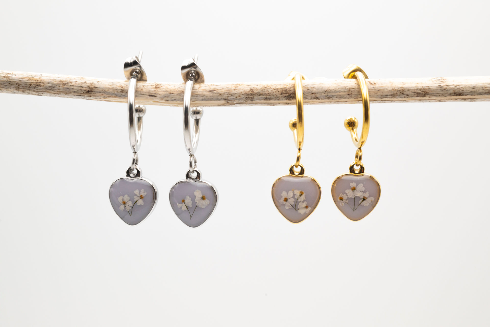Orecchini lilla con charms a cuore, con fiori di Cerfoglio