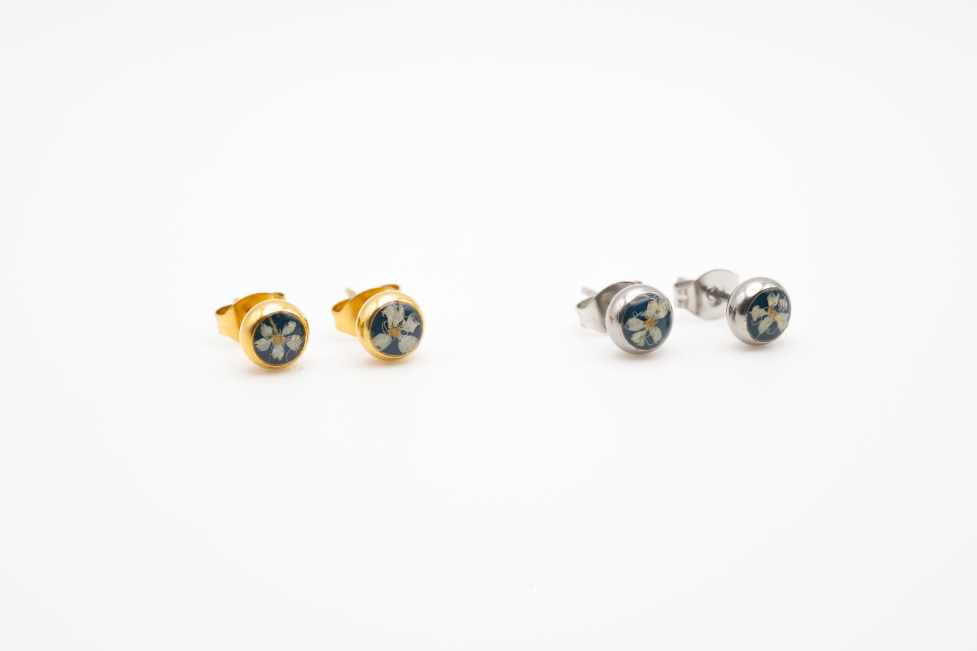 Orecchini a lobo piccoli blu, con fiori di Laserpizio