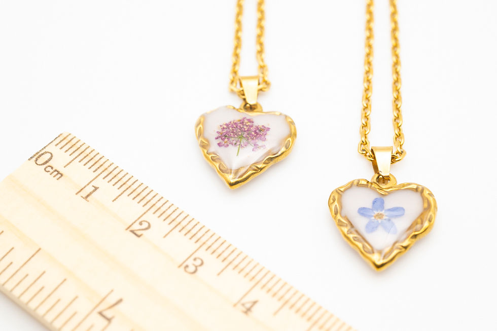 Miniatura: Ciondolo a forma di cuore, con due fiori: "Non ti scordar di me" e Pimpinella