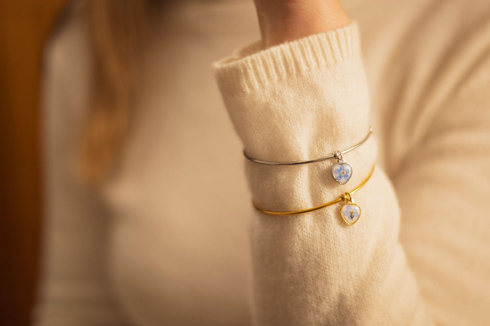 Miniatura: Bracciale con charm e chiusura a cuore, con fiori di "Non ti scordar di me"