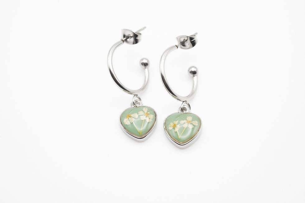 Miniatura: Orecchini con charms a cuore verde chiaro, con fiori di Laserpizio