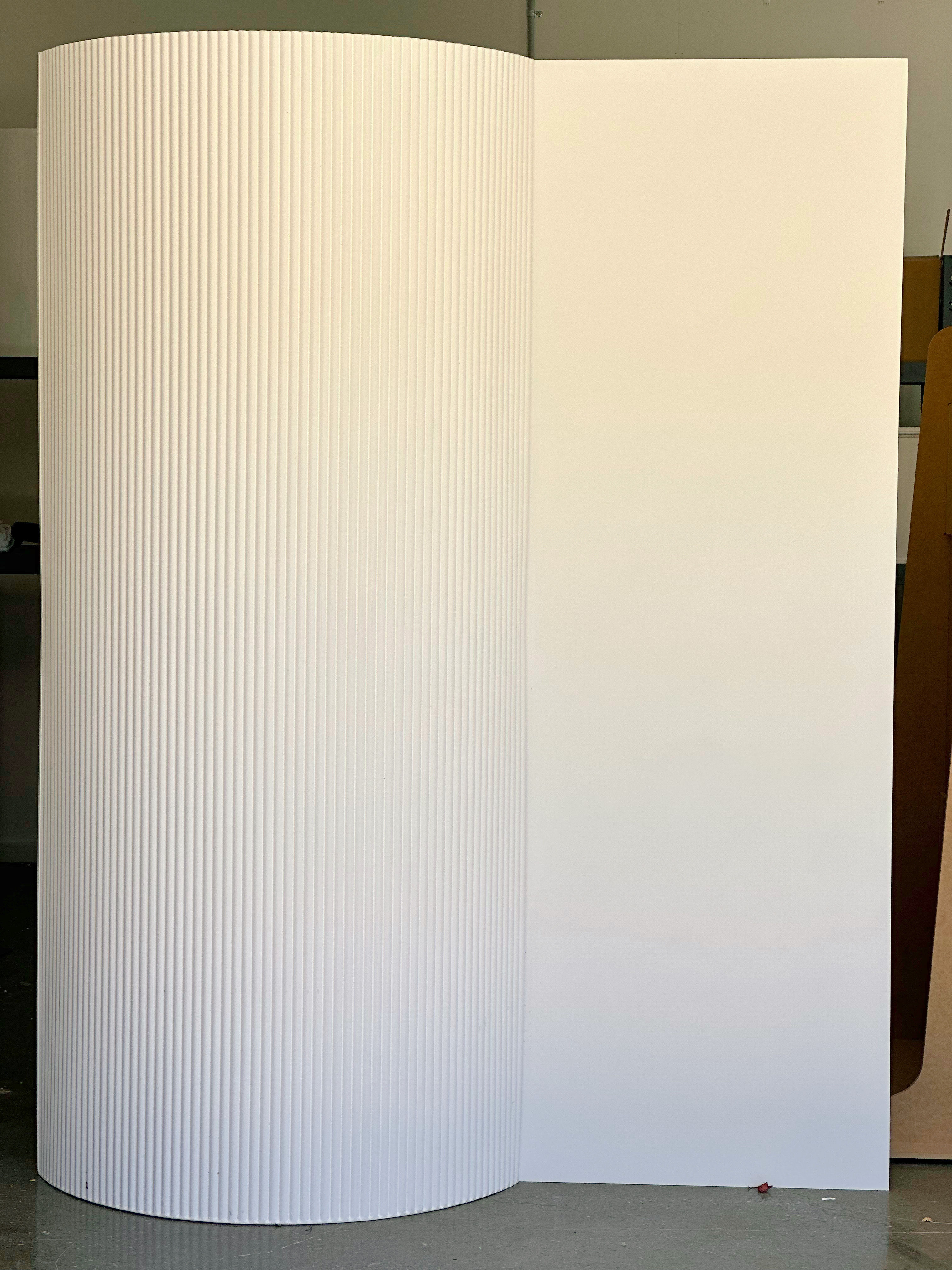 WHITE CURVED RIPPLE WALL