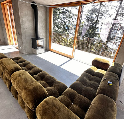 On a cliffs edge of a family property in Nanaimo sits a durable, brutalist concrete home. Designed by Franc D’ambrosio and constructed by Todd Myers of South Face Construction. 