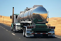 Caminhão-tanque realizando transporte de óleo BPF e combustível industrial para abastecimento de caldeiras e operações indust