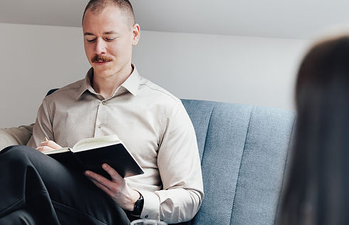 Psychologie bei Therapie in seiner Praxis in Wien