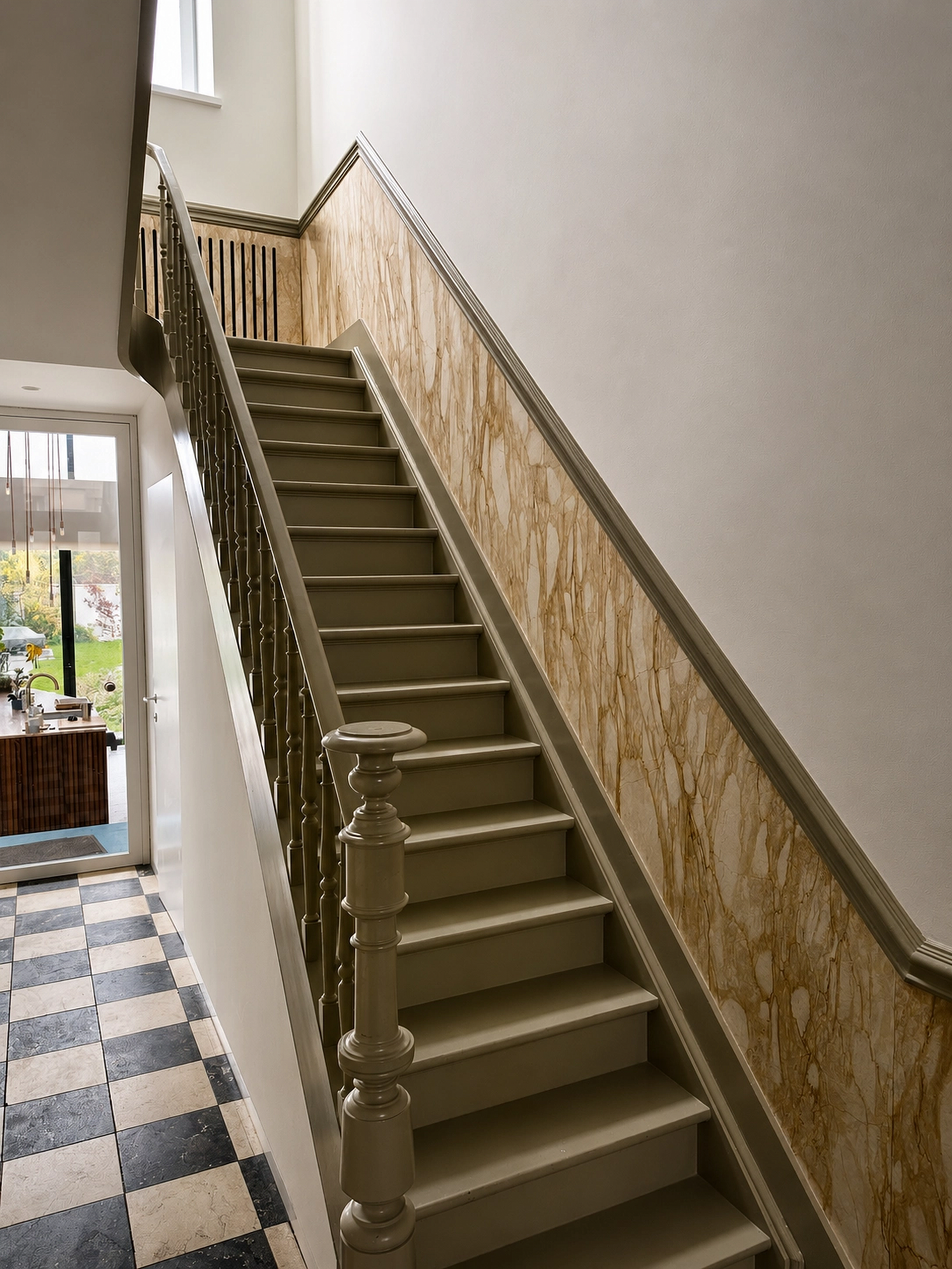 Verfijnde traprenovatie met marmerafwerking
