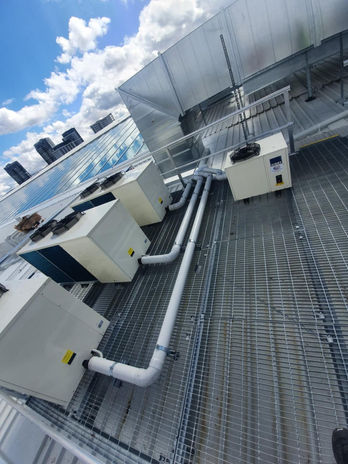 Energy Efficiency: Water chillers use water (which has a high thermal mass) to absorb heat. This allows them to transfer heat more efficiently than air-cooled systems, especially in large industrial applications.

Large-Scale Cooling: They're ideal for environments like supermarkets, warehouses, and manufacturing plants where large areas or multiple refrigeration units need to be cooled simultaneously.

Temperature Control: Water chillers are effective at maintaining stable, precise temperatures for sensitive processes such as food preservation, pharmaceutical storage, and more.

Reduced Environmental Impact: Some water chillers are designed with eco-friendly refrigerants or use waste heat recovery, which helps to reduce their overall environmental footprint.

Flexibility: They can be adapted to various system types, from central air conditioning to process cooling in industries like food and beverage, pharmaceuticals, or chemicals.